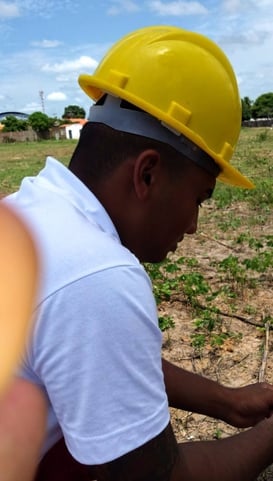 Fotografia real de Anderson em um ambiente de trabalho no campo